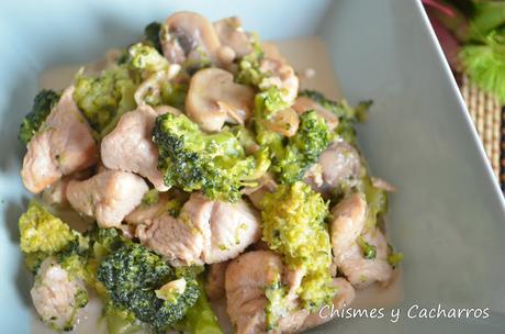 Pollo a la crema con champiñones y brócoli. Pollo a la crema con champiñones y brócoli.