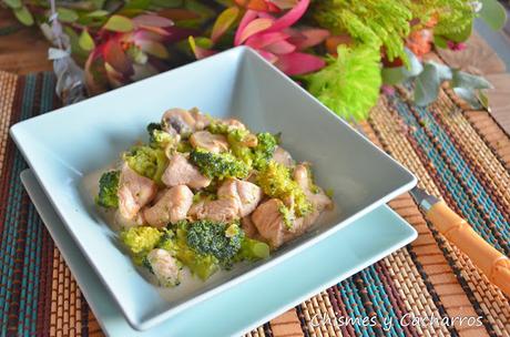 Pollo a la crema con champiñones y brócoli. Pollo a la crema con champiñones y brócoli.
