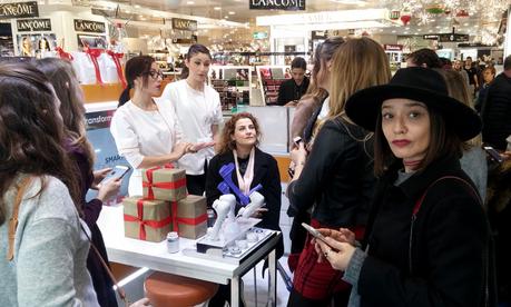 Arantza durante la explicación de Clarisonic