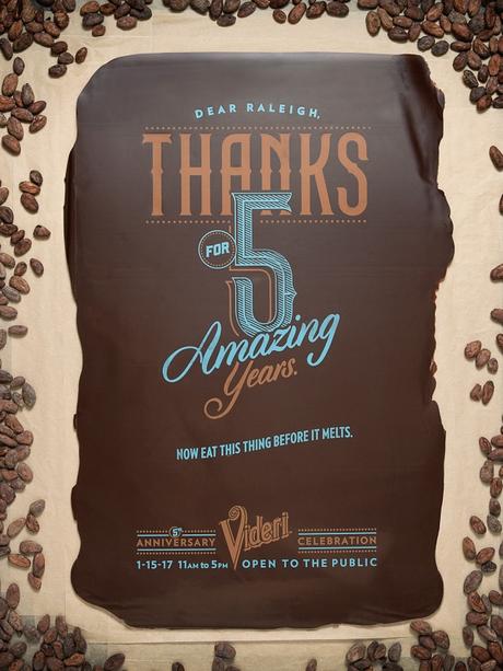 Pósters hechos de chocolate para celebrar el 5º aniversario de esta marca