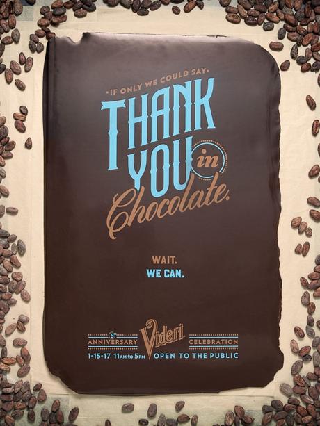 Pósters hechos de chocolate para celebrar el 5º aniversario de esta marca