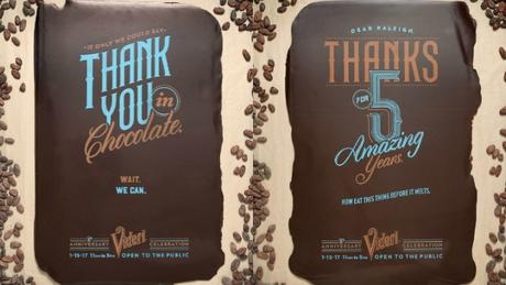 Pósters hechos de chocolate para celebrar el 5º aniversario de esta marca