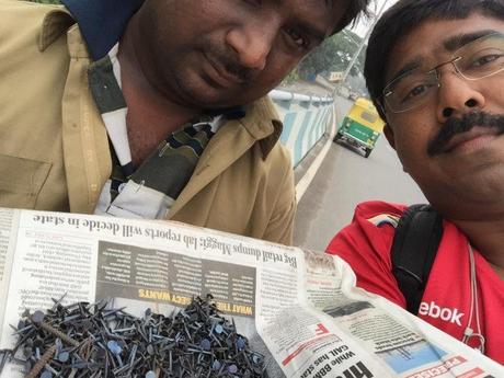 Ingeniero indio ha pasado cinco años recolectando más de 50 kilogramos de clavos de la calle