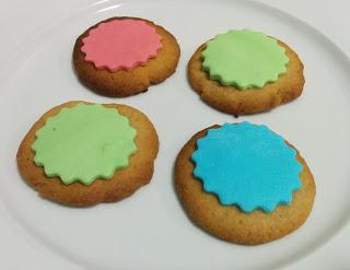 PASTAS DE AVELLANA CON PEPITAS DE CHOCOLATE PASTAS DE AVELLANA CON PEPITAS DE CHOCOLATE