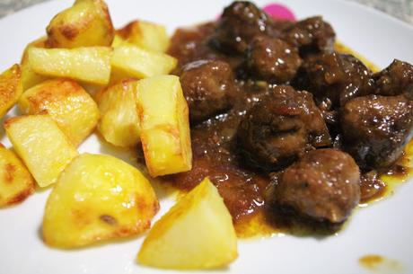 ALBÓNDIGAS EN SALSA DE CEBOLLAS PICANTE