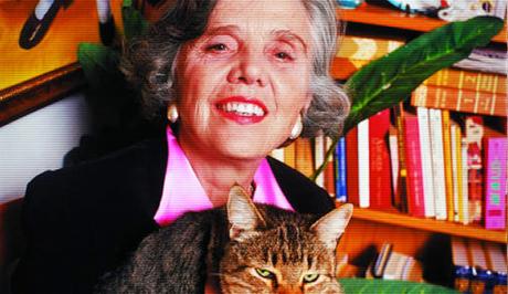 Cuatro gatos y la escritora Elena Poniatowska