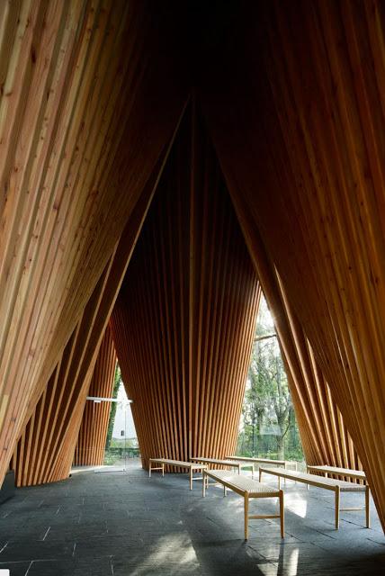 Jueves de Arquitectura: rezar en el bosque Jueves de Arquitectura: rezar en el bosque