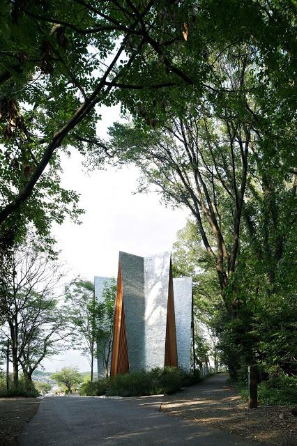 Jueves de Arquitectura: rezar en el bosque Jueves de Arquitectura: rezar en el bosque