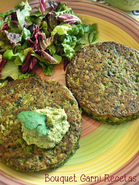 Hamburguesas de arroz integral y acelga con aderezo de cilantro