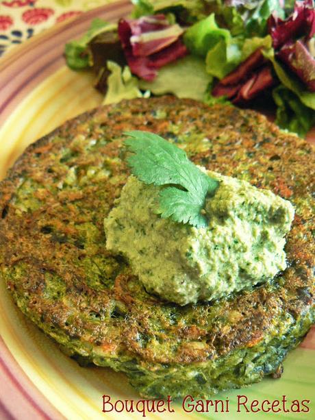 Hamburguesas de arroz integral y acelga con aderezo de cilantro