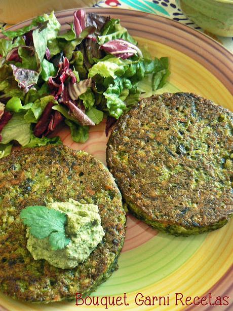 Hamburguesas de arroz integral y acelga con aderezo de cilantro