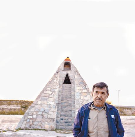 Granjero mexicano construye pirámide azteca que un alien le instruyó