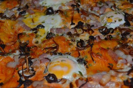 Pizza con camagrocs y huevos de codorniz