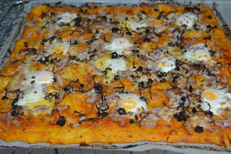 Pizza con camagrocs y huevos de codorniz