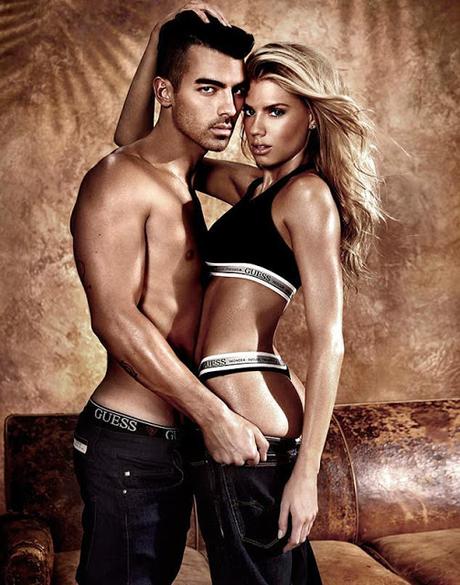 JOE JONAS se desnuda con GUESS JOE JONAS se desnuda con GUESS