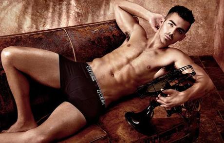 JOE JONAS se desnuda con GUESS JOE JONAS se desnuda con GUESS