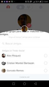 tinder chat grupal invita