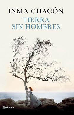 Reseña #242. Tierra sin hombres, de Inma Chacón Portada de la novela Tierras sin hombres de Inma Chacón, donde se ve un árbol sin hojas en un acantilado, con el mar de fondo, y una mujer pelirroja, llevando un vestido largo, con la mano en el árbol.