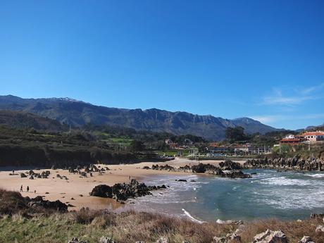 Playas de Cué, Portiello, Toro y la Ballota desde Cué.