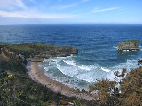 Playas de Cué, Portiello, Toro y la Ballota desde Cué.