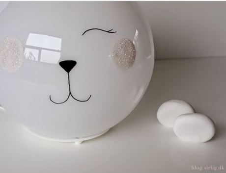 DIY: Hazte esta lámpara Kitty con una sobremesa de Ikea ¿te animas?