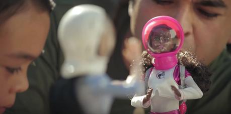 Padres que juegan con muñecas protagonizan la nueva campaña de Barbie