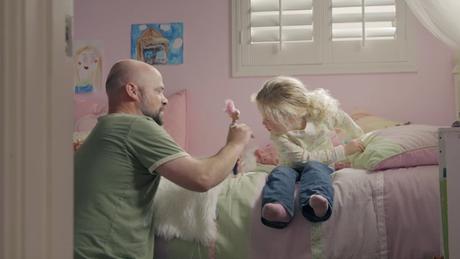 Padres que juegan con muñecas protagonizan la nueva campaña de Barbie
