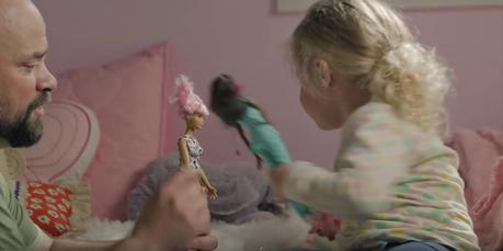 Padres que juegan con muñecas protagonizan la nueva campaña de Barbie