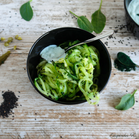 Espaguetis-de-pepino-con-salsa-de-yogur-y-espirulina