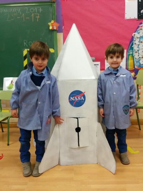 Un cohete espacial Un cohete espacial