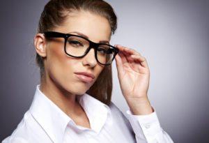 El orgullo Mujer con mirada orgullosa