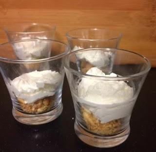 VASITOS DE CHEESECAKE CON FRESAS VASITOS DE CHEESECAKE CON FRESAS