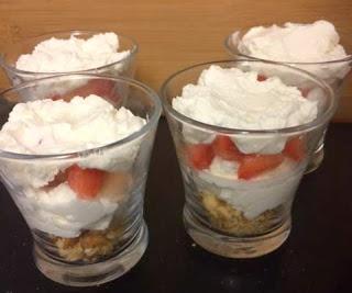 VASITOS DE CHEESECAKE CON FRESAS VASITOS DE CHEESECAKE CON FRESAS