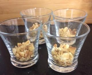 VASITOS DE CHEESECAKE CON FRESAS VASITOS DE CHEESECAKE CON FRESAS