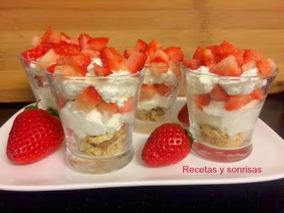 VASITOS DE CHEESECAKE CON FRESAS VASITOS DE CHEESECAKE CON FRESAS