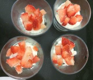 VASITOS DE CHEESECAKE CON FRESAS VASITOS DE CHEESECAKE CON FRESAS