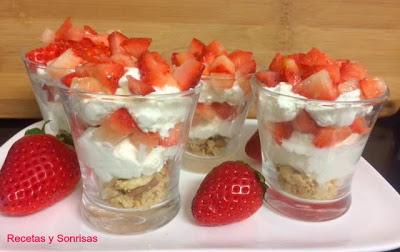 VASITOS DE CHEESECAKE CON FRESAS VASITOS DE CHEESECAKE CON FRESAS