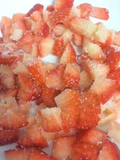 VASITOS DE CHEESECAKE CON FRESAS VASITOS DE CHEESECAKE CON FRESAS