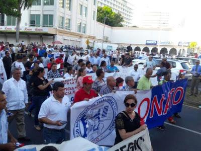 Panameños protestan contra la corrupción    #CaigaQuienCaiga