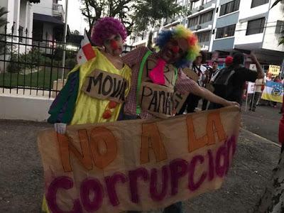 Panameños protestan contra la corrupción    #CaigaQuienCaiga