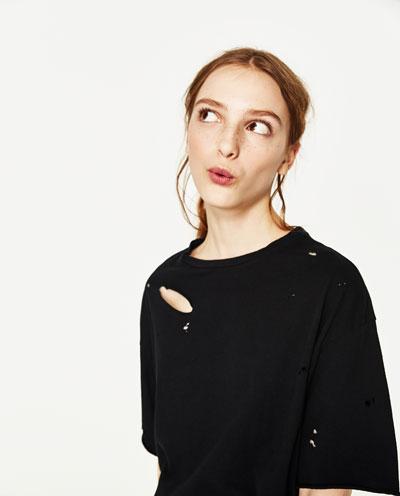 Camiseta con rotos para mujer - Zara