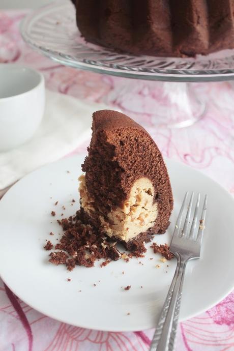 Bundt Cake de Chocolate relleno de Cheesecake de Mantequilla de Maní