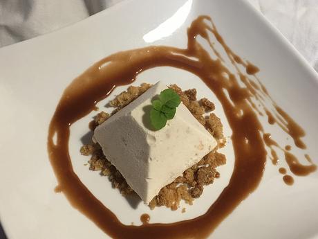 Mousse de turrón sobre crumble de almendra y salsa de chocolate mars