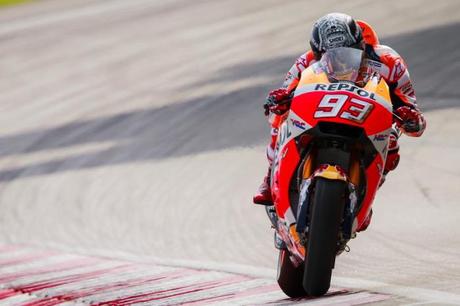 Stoner logra el mejor tiempo el primer día en Sepang bajo la lluvia