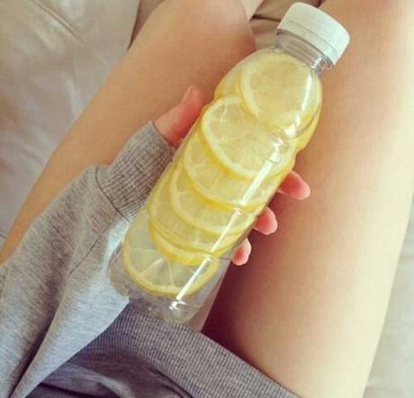 BENEFICIOS DE BEBER AGUA CON LIMÓN EN AYUNAS BENEFICIOS DE BEBER AGUA CON LIMÓN EN AYUNAS