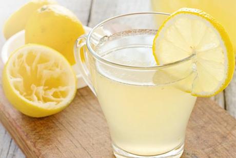 BENEFICIOS DE BEBER AGUA CON LIMÓN EN AYUNAS BENEFICIOS DE BEBER AGUA CON LIMÓN EN AYUNAS