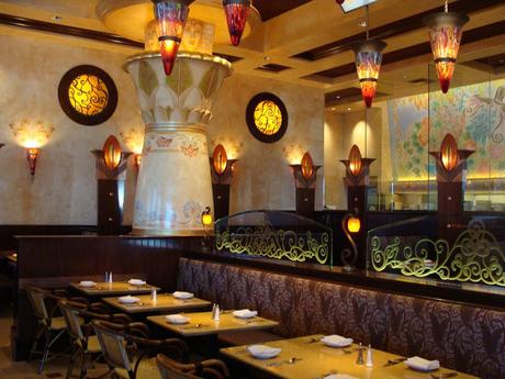 Salon muy bien decorado THE CHEESCAKE FACTORY