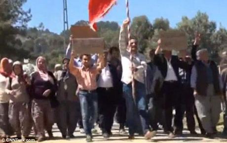 Hombres en Turquía protestan exigiendo que las mujeres dejen de rechazar sus propuestas de matrimonio