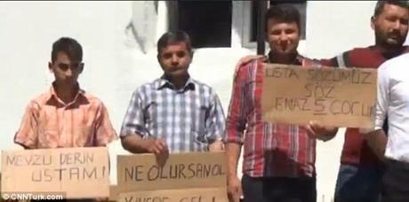 Hombres en Turquía protestan exigiendo que las mujeres dejen de rechazar sus propuestas de matrimonio