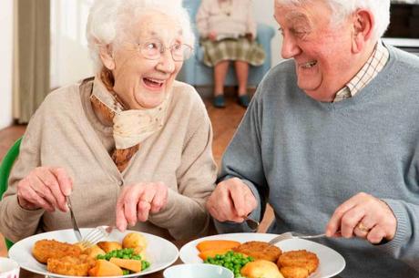 Resultado de imagen para ancianos comiendo